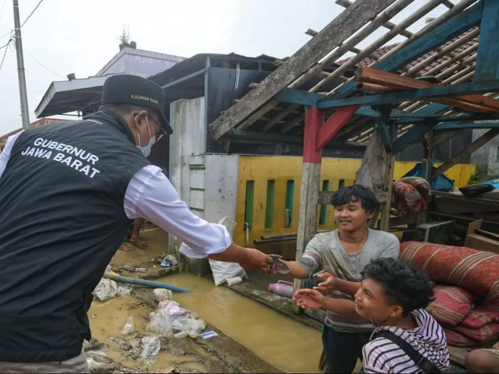 Ridwan Kamil saat mengunjungi warga yang terdampak banjir. (Instagram/@ridwankamil)