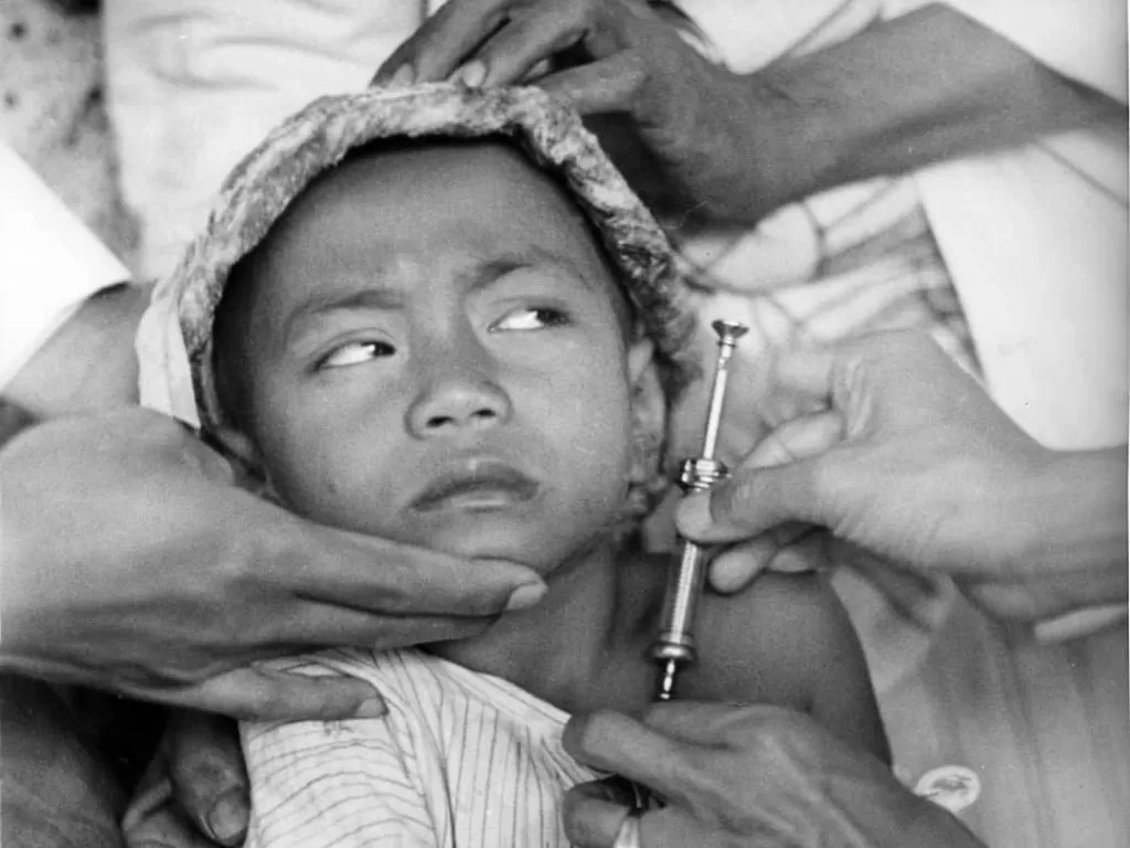 Foto vaksinasi jaman dulu. (Instagram/@potolawasofficial)