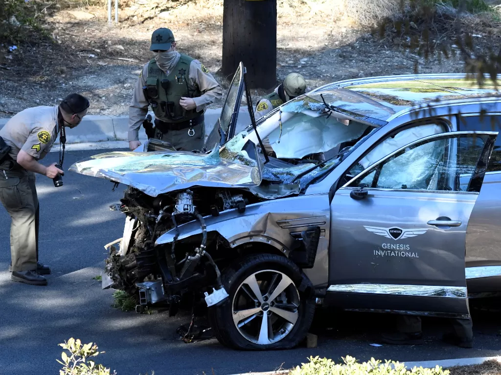 Deputi Sheriff County Los Angeles memeriksa kendaraan pegolf Tiger Woods (REUTERS/Gene Blevins)