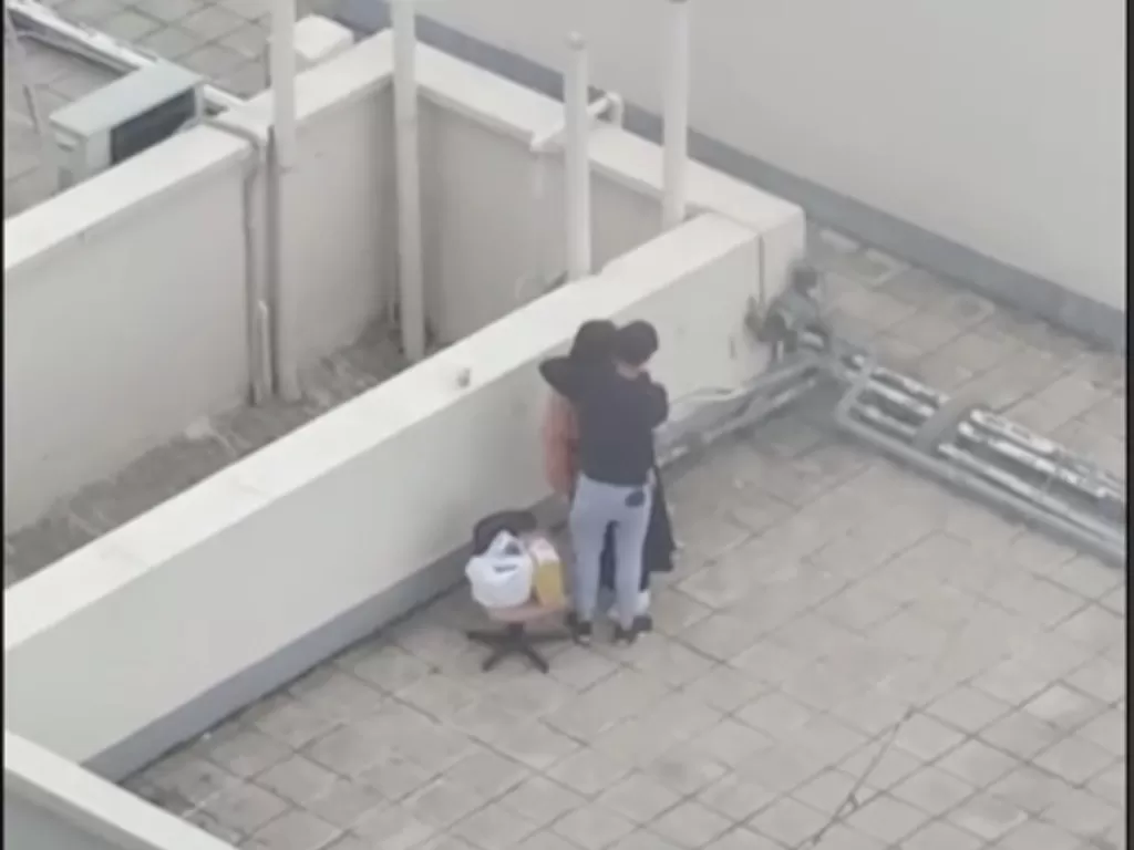 Pasangan kekasih mesra di atas gedung viral (Tiktok)
