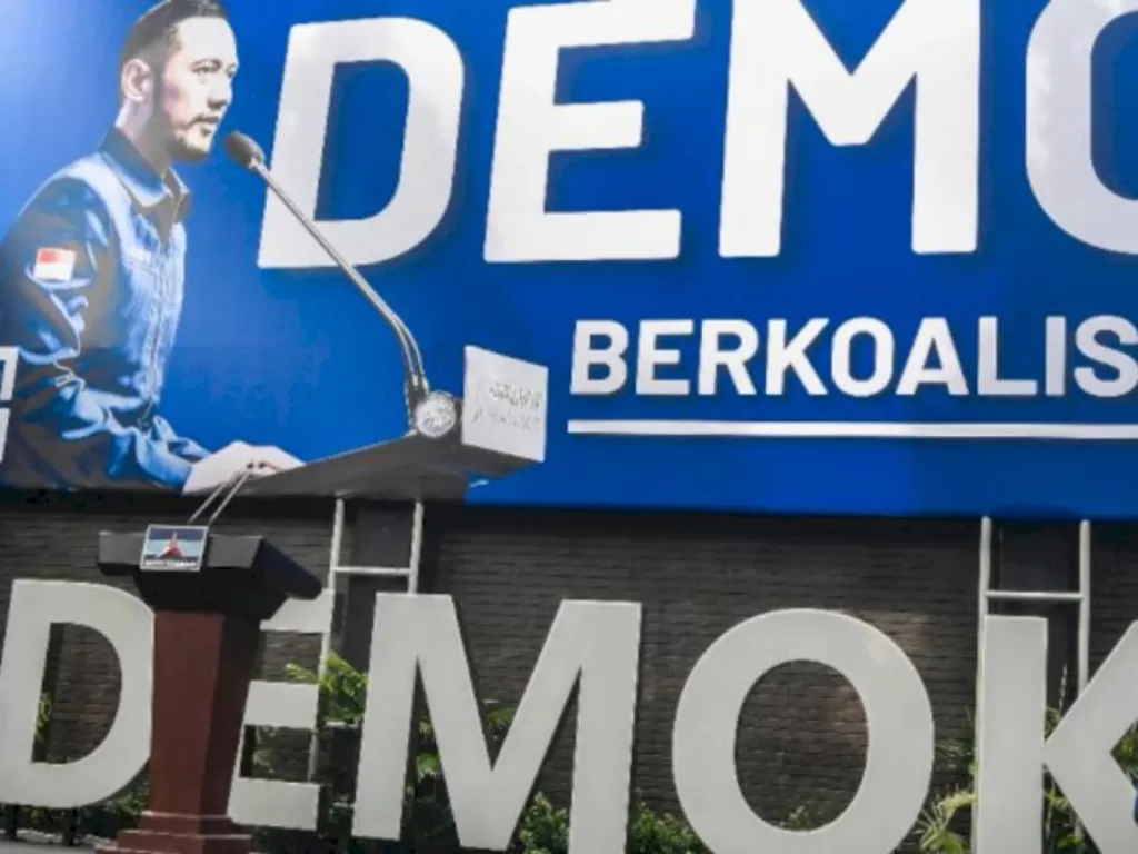 Ketua Umum DPP Partai Demokrat Agus Harimurti Yudhoyono (AHY) berjalan saat akan memberikan keterangan pers di kantor DPP Partai Demokrat , Jakarta, Senin (1/2/2021). (ANTARA FOTO/Muhammad Adimaja)
