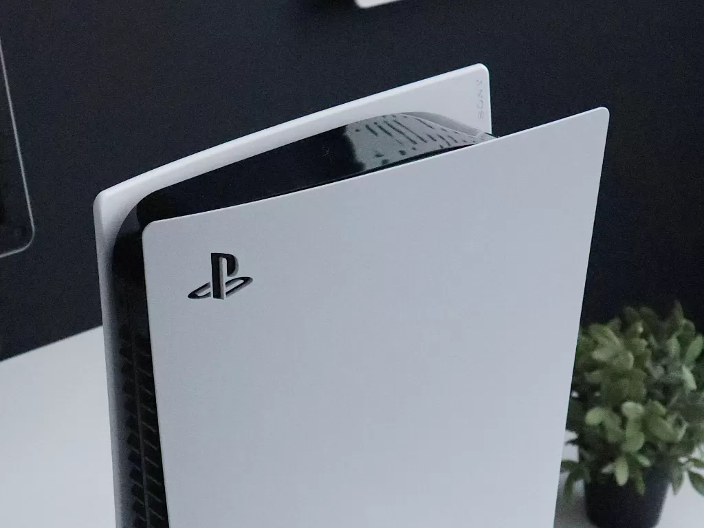 Tampilan console PlayStation 5 terbaru buatan Sony (photo/Unsplash/Dennis Cortes)