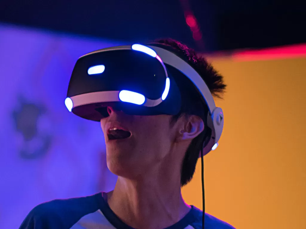 Ilustrasi seseorang sedang menggunakan headset PlayStation VR (photo/Unsplash/Uriel Soberanes)