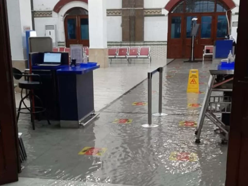 Stasiun Tawang Semarang kembali dilanda banjir akibat hujan lebat pada Selasa (23/2). (ANTARA/HO-KAI Daop 4 Semarang)