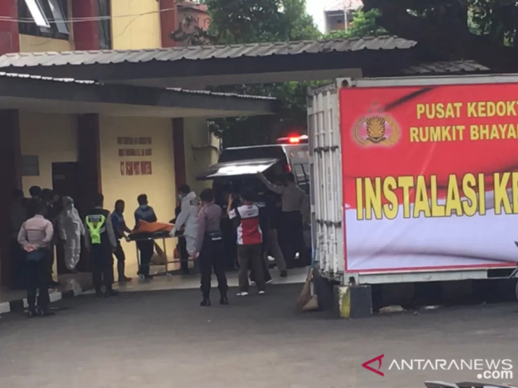 Petugas membawa kantong bodypack menuju ruang Instalasi Kedokteran Forensik RS Polri Kramatjati, Jakarta (Antara)