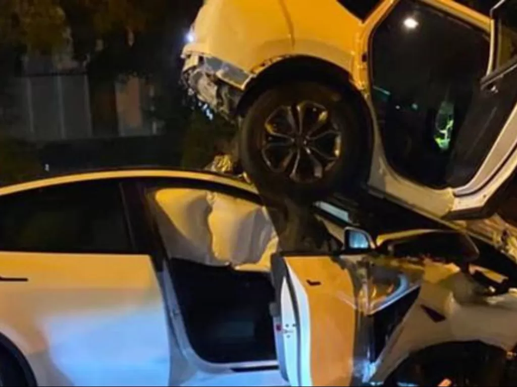 Tesla Model Y menabrak SUV hingga hancur karena kegagalan sistem autopilot. (photo/Dok. Carscoops)