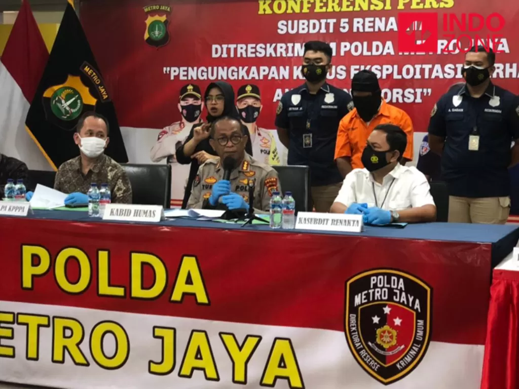 Konferensi pers Polda Metro Jaya terkait kasus WNA bos gula setubuhi 4 anak di bawah umur. (INDOZONE/Samsudhuha Wildansyah)