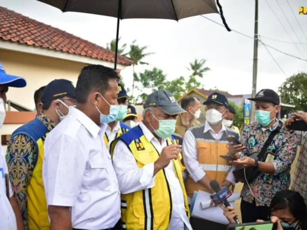 Menteri PUPR Basuki Hadimuljono saat meninjau lokasi jebolnya tanggul Sungai Citarum di Pebayuran, Kabupaten Bekasi, Jawa Barat. (Dokumentasi Kementerian PUPR)