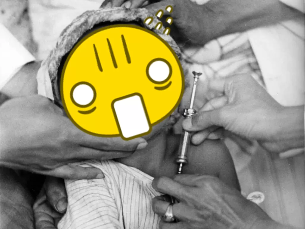 Foto lawas seorang anak sedang disuntik vaksin. (photo/Instagram/@potolawasofficial)