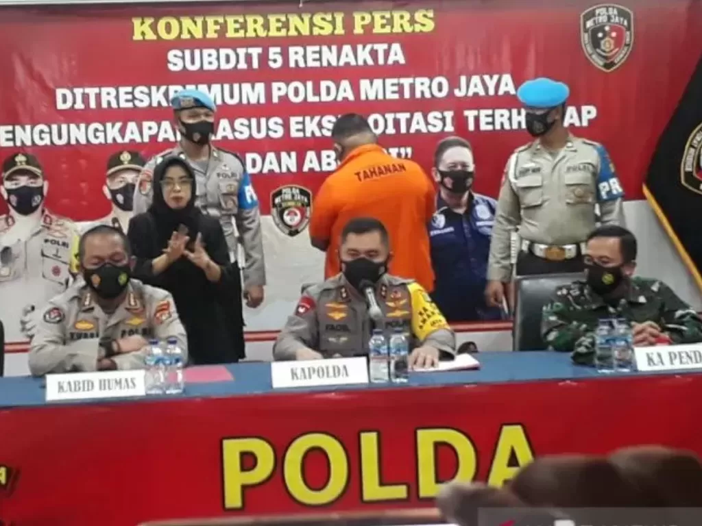 Kapolda Metro Jaya Irjen Pol Fadil Imran (tengah) berikan keterangan dalam kasus penembakan oleh oknum polisi yang menewaskan tiga orang di Cengkareng, Jakarta Barat (Antara)