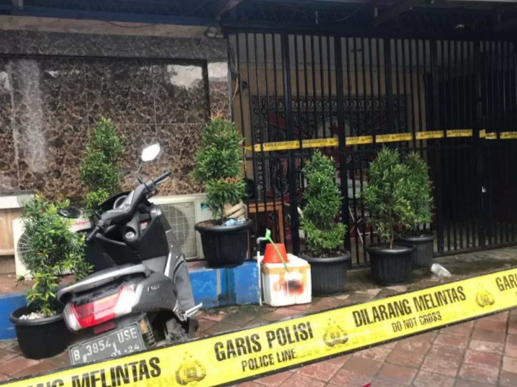 Kafe RM yang menjadi lokasi penembakan diberi garis polisi di Jalan Lingkar Luar Barat Cengkareng, Kamis (25/2/2021). (ANTARA/Devi Nindy)