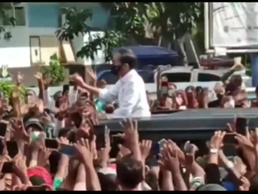 Presiden Jokowi disambut kerumuman massa. (Instagram/@jayalah.negeriku).