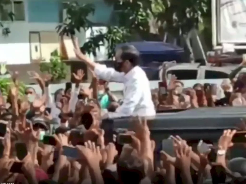 Presiden Jokowi saat berada di Sikka Maumere, Flores NTT menimbulkan kerumunan warga. (Instagram/Jayalah.negriku)