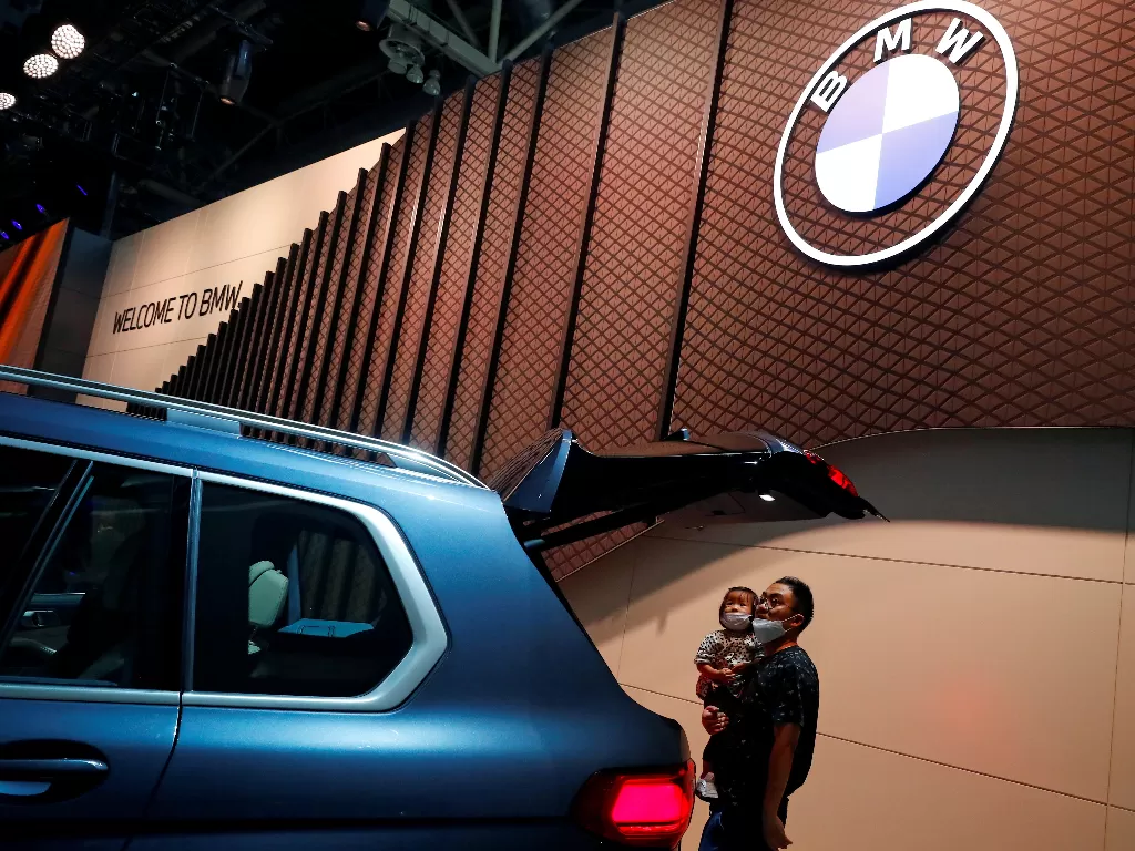 Tampilan logo dan mobil pabrikan BMW. (photo/REUTERS/THOMAS PETER)