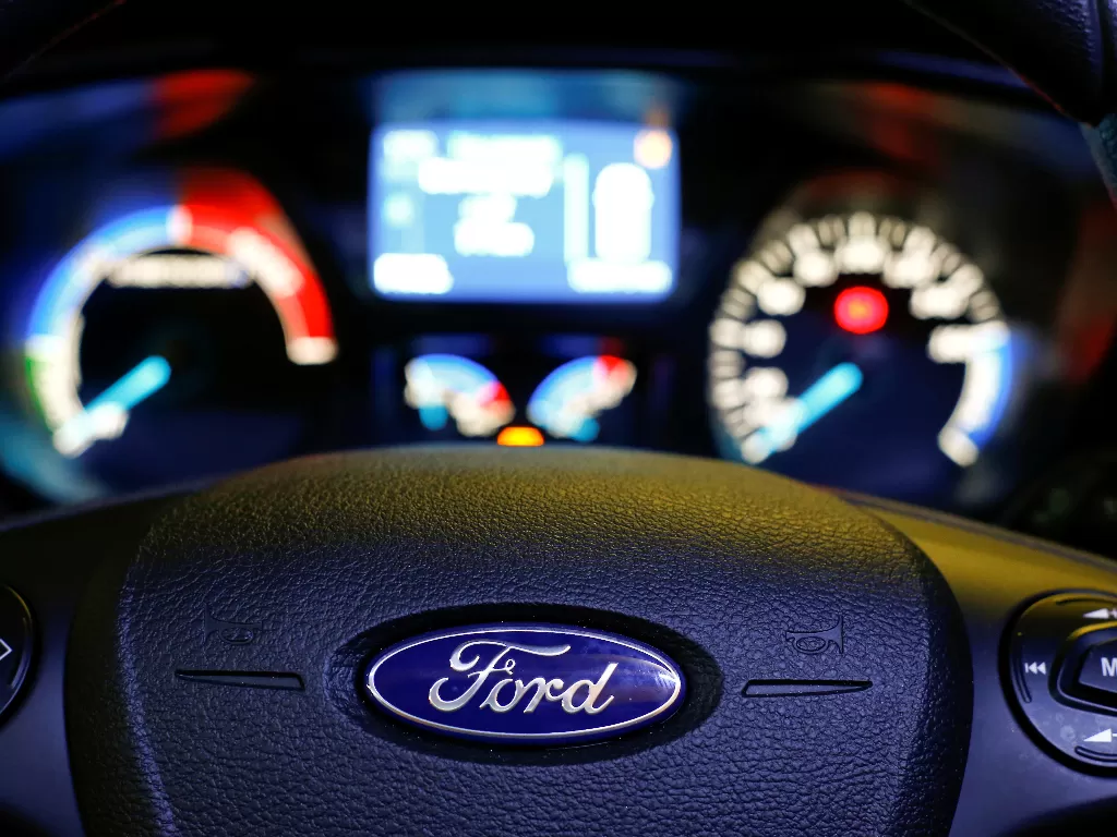 Logo pabrikan Ford pada setir mobil. (photo/REUTERS/WOLFGANG RATTAY)