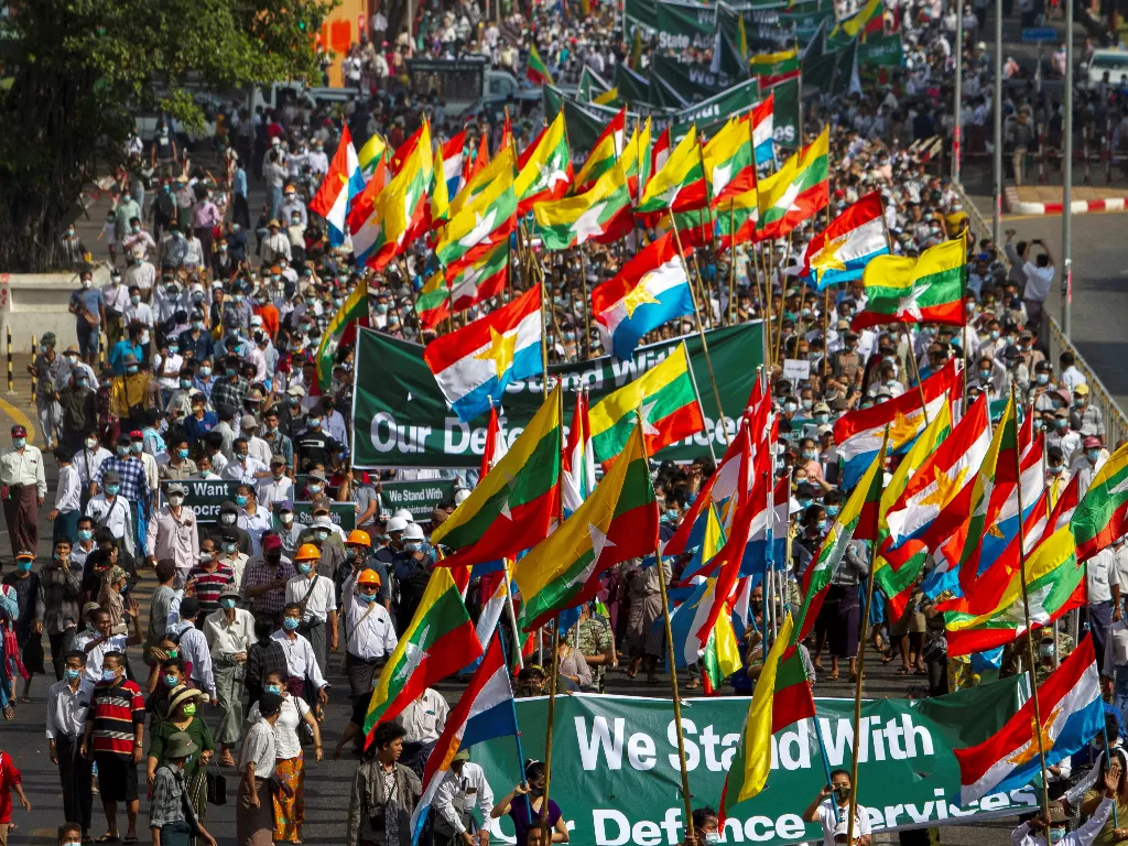Ribuan massa di Myanmar turun ke jalan menolak kudeta yang dilakukan militer Myanmar. (photo/REUTERS/Stringer)