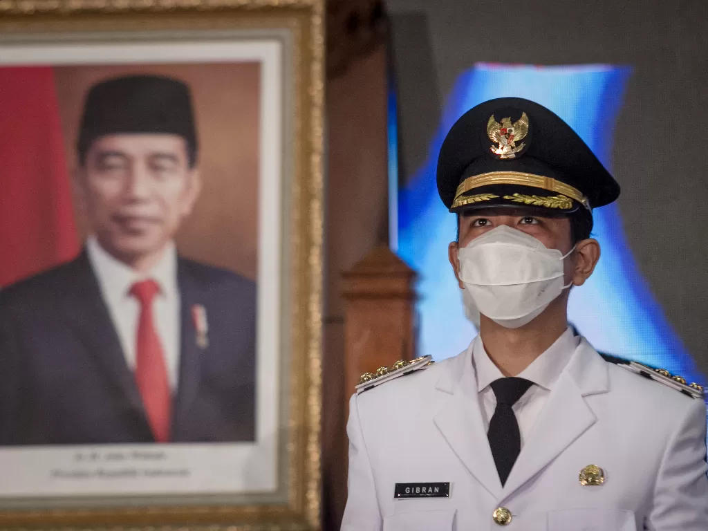 Putra sulung Presiden Jokowi, Gibran Rakabuming Raka saat pelantikan sebagai Wali Kota Solo. (photo/ANTARA FOTO/Mohammad Ayudha)