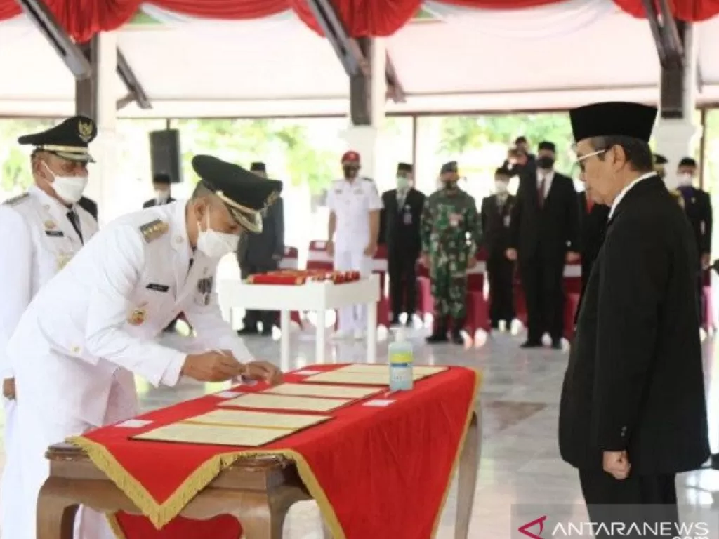 Gubernur Riau Syamsuar melantik tiga kepala daerah. (photo/ANTARA/HO-Pemprov Riau) 
