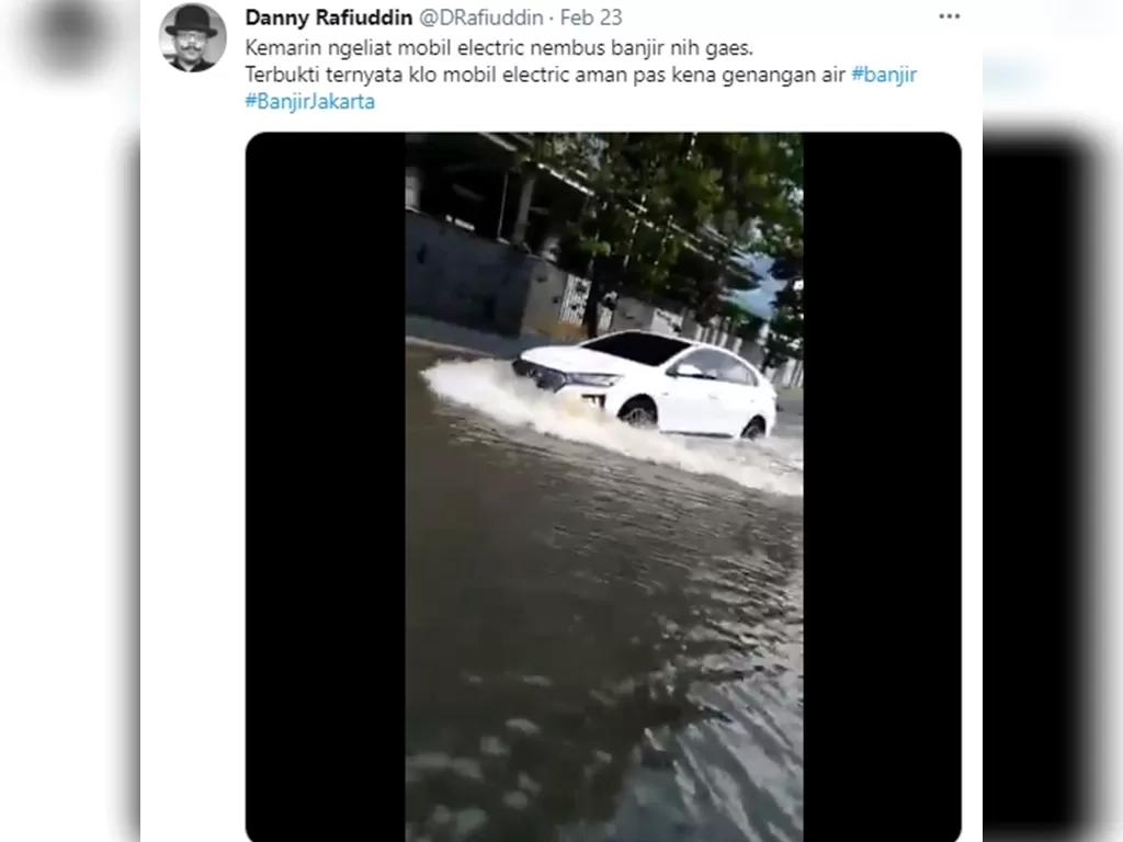 Mobil listrik Hyundai Ioniq menerjang banjir (photo/twitter/@DRafiuddin)