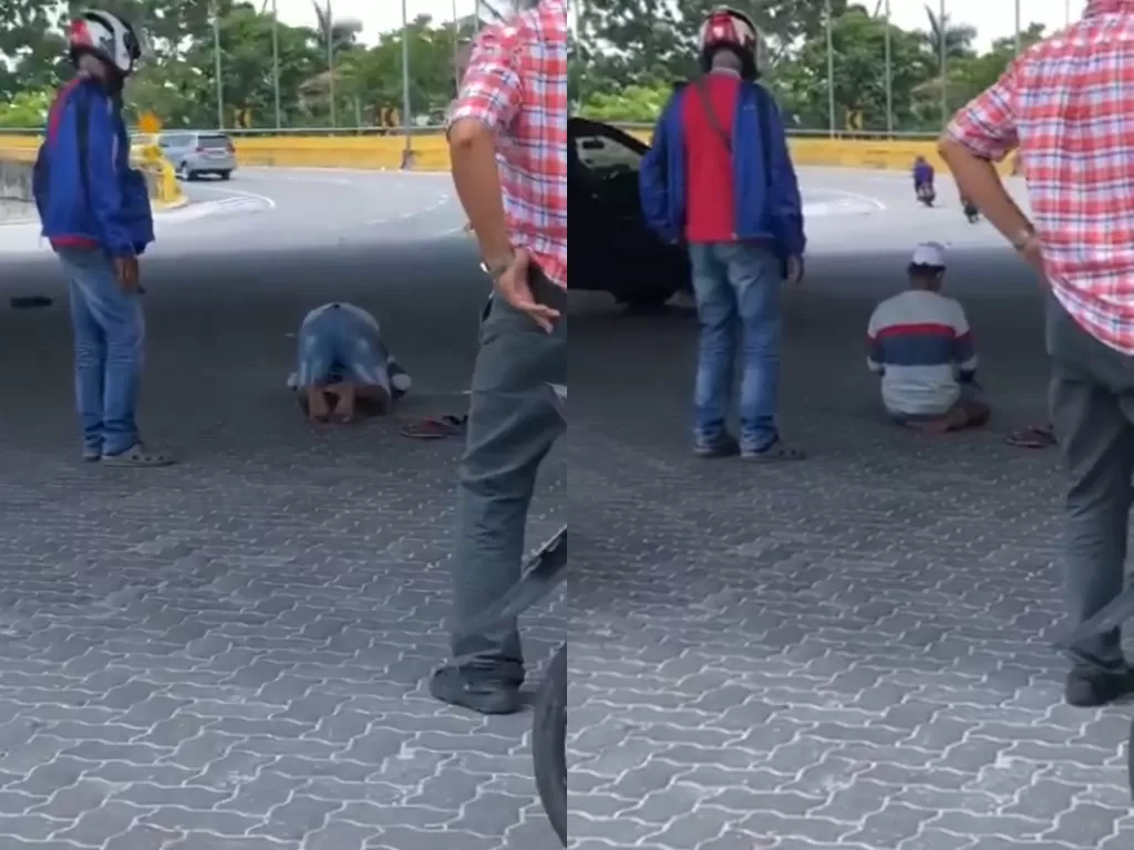 Seorang pria yang melaksanakan salat di tengah jalan. (Photo/Facebook/Info Roadblock JPJ/POLIS)