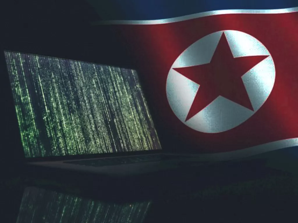 Ilustrasi komputer yang sedang diretas dan bendera Korea Utara (Unsplash/Markus Spiske)