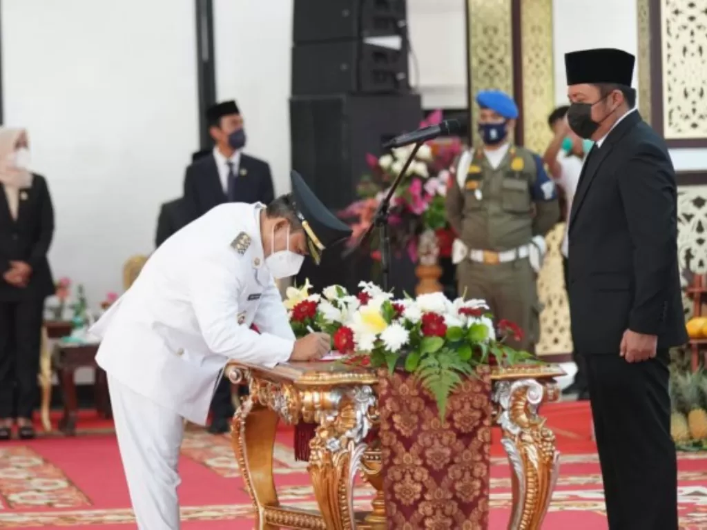 Johan Anuar dilantik oleh Gubernur Sumatera Selatan. (photo/Dok.Istimewa)