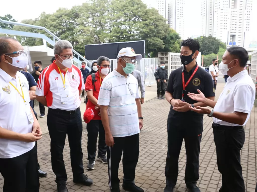 Menko PMK Muhadjir Effendy (tengah) bersama Menpora Zainudin Amali (kanan) meninjau pelaksanaan vaksinasi atlet di Istora Senayan, Jumat (26/2/2021). (Dok. Humas PMK)