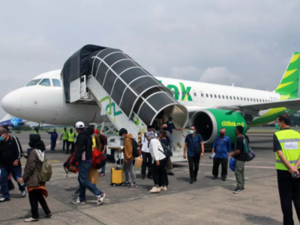 Sejumlah penumpang turun dari pesawat tujuan Ternate - Jakarta setibanya, di Bandara Halim Perdanakusuma, Jakarta, Kamis (25/2/2021). (ANTARA FOTO/Muhammad Iqbal)