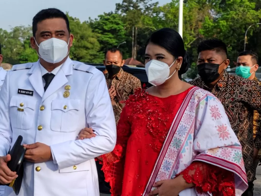 Wali Kota Medan terpilih Muhammad Bobby Afif Nasution (kedua kanan) didampingi istri Kahiyang Ayu (kanan). (Antara/Irsan Mulyadi)