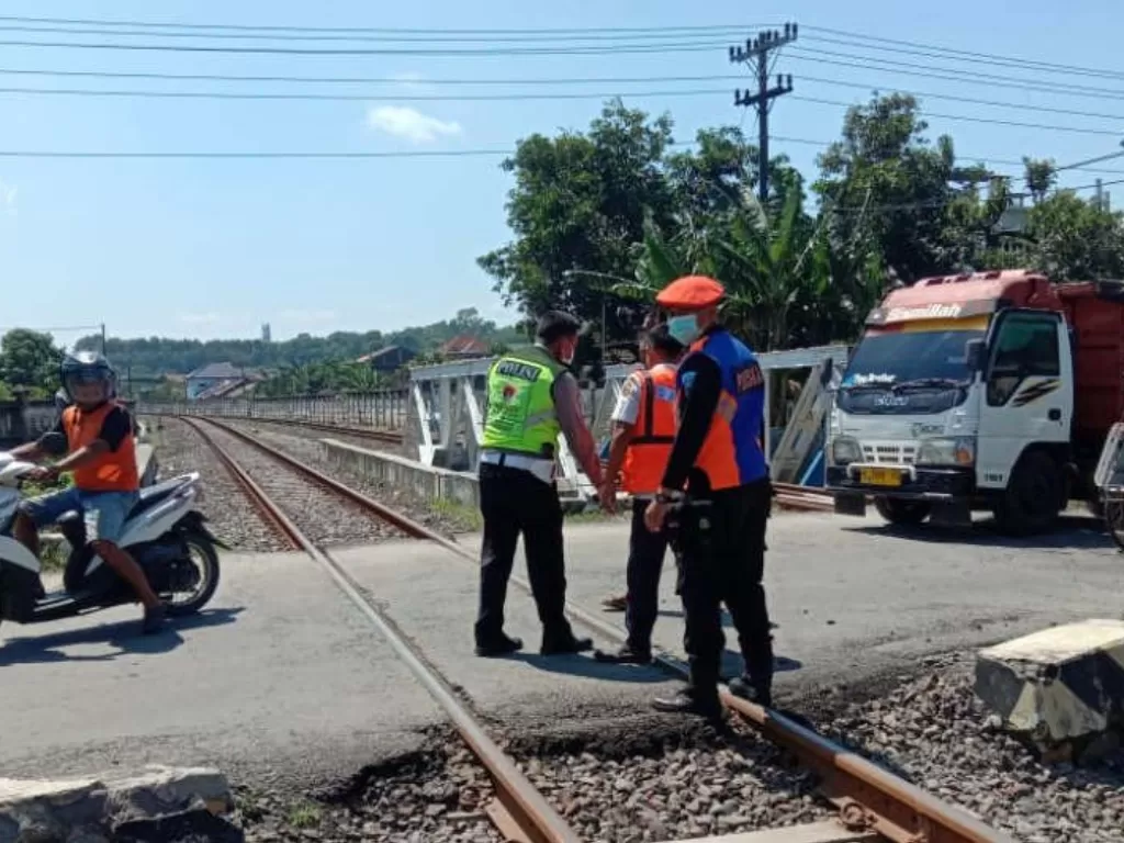 Petugas mengecek lokasi kecelakaan KA yang menabrak pesepeda di perlintasan antara Stasiun Mangkang dan Kaliwungu di Kendal, Sabtu (27/2). (photo/ANTARA/HO-Humas PT KAI Daop 4 Semarang)