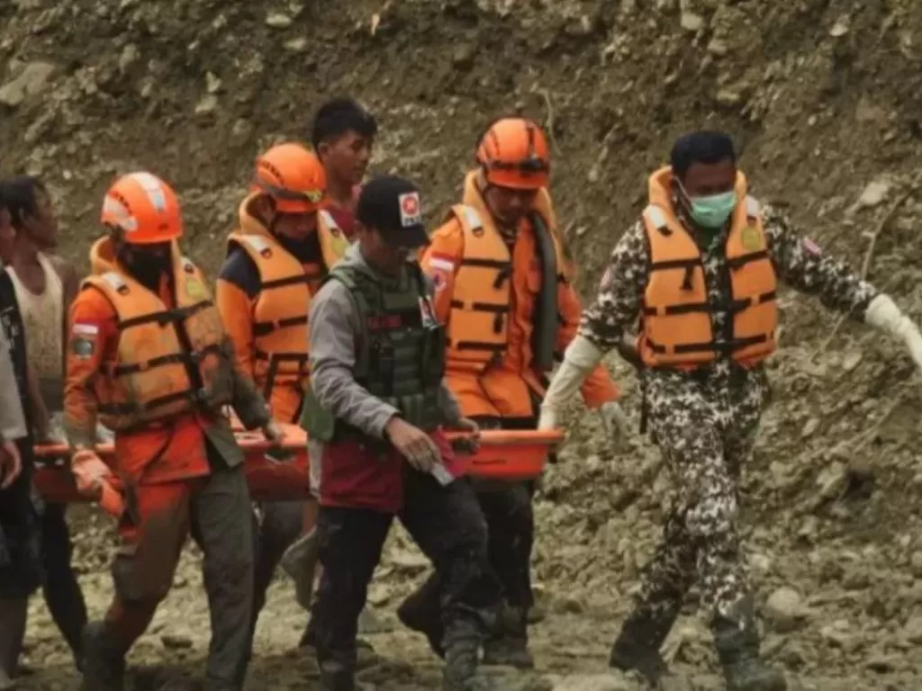 Tim SAR gabungan mengevakuasi salah satu jenazah korban tertimbun tanah longsor di lokasi tambang ilegal di Desa Buranga, Kecamatan Ampibabo, Sulawesi Tengah, Kamis (25/2/2021). ANTARA/Moh Ridwan