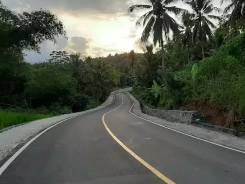 Preservasi Jalan Girian-Likupang oleh Kementerian PUPR di Sulawesi Utara. (ANTARA/HO-Dokumentasi Kementerian PUPR)