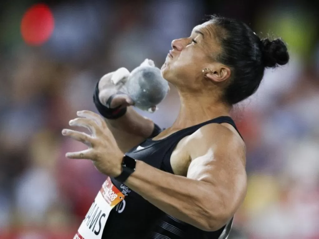 Atlet tolak peluru putri Selandia Baru Valerie Adams saat berlomba pada final Gold Coast Commonwealth Games 2020 di Stadion Carrara, Gold Coast, pada 13 April 2018. (AFP/ADRIAN DENNIS)