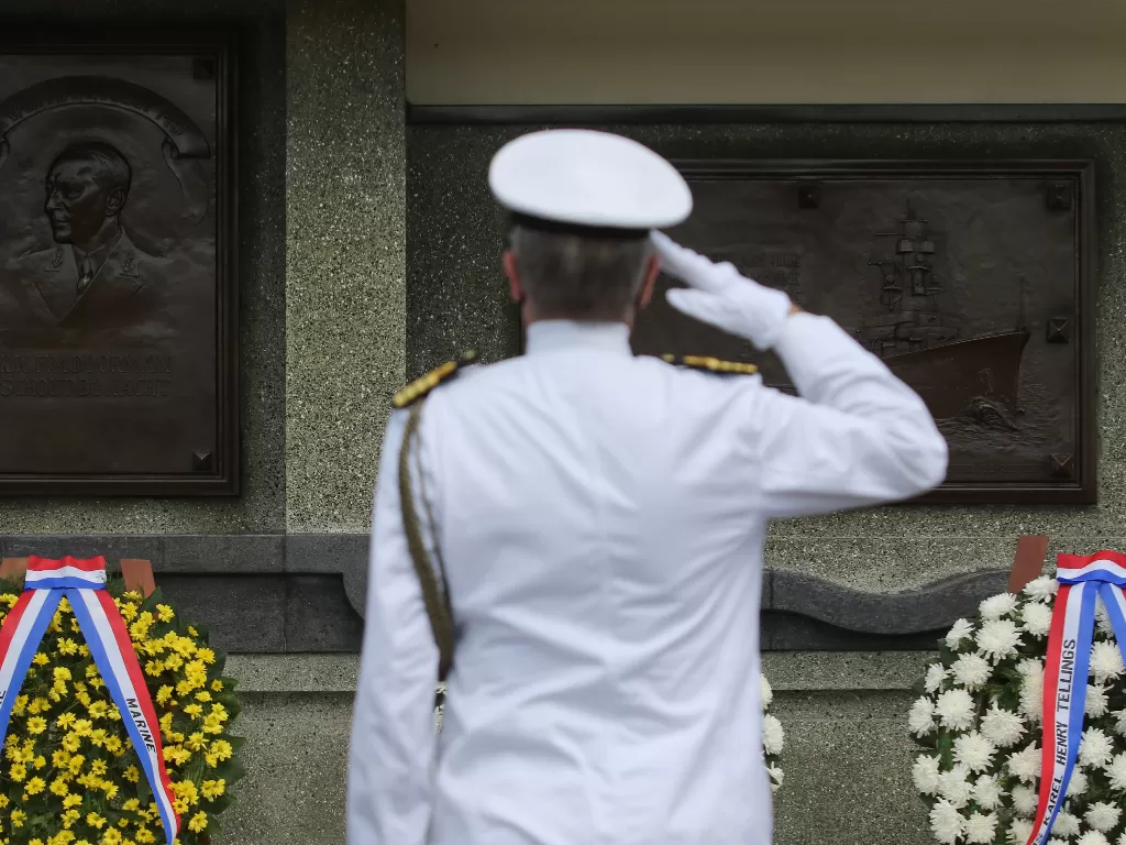 Atase Pertahanan Kerajaan Belanda untuk Indonesia Kapitein Ter Zee (Kapten Laut) Cor Kuiper melakukan penghormatan (ANTARA FOTO/Didik Suhartono)