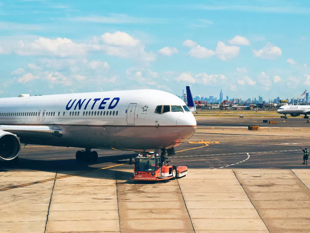 Pesawat United Airlines. (Unsplash/@punttim)