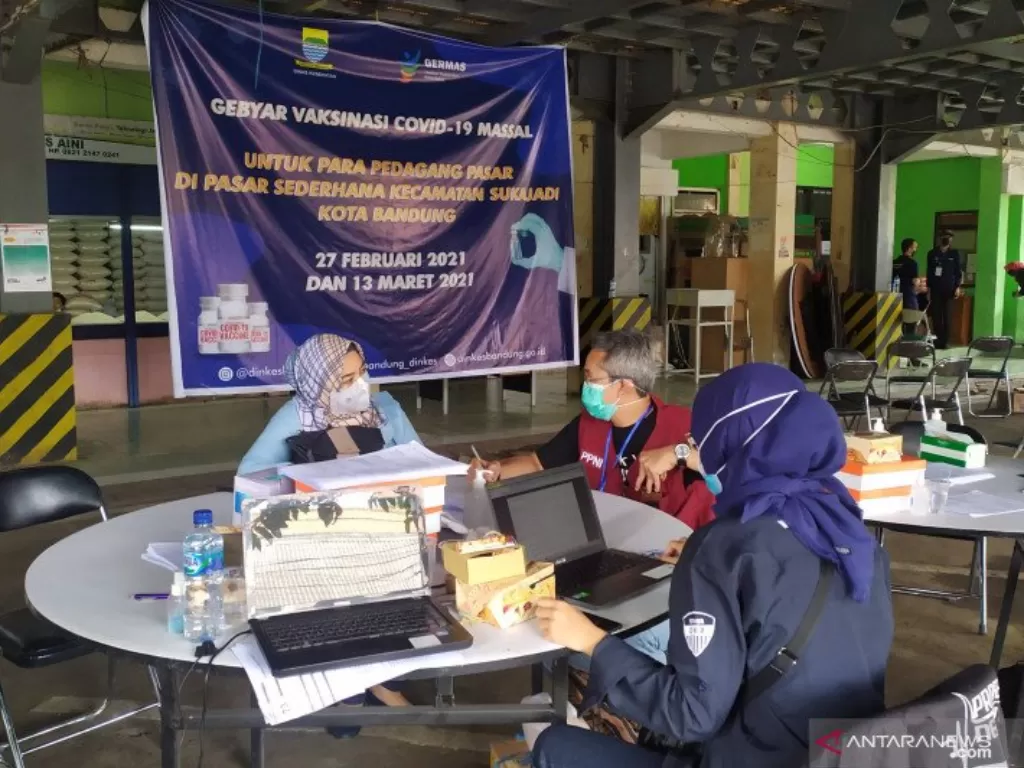 Petugas mengecek kesehatan pedagang pasar untuk vaksinasi COVID-19 di Pasar Sederhana, Kota Bandung, Jawa Barat, Sabtu (27/2/2021). (ANTARA/Bagus Ahmad Rizaldi)