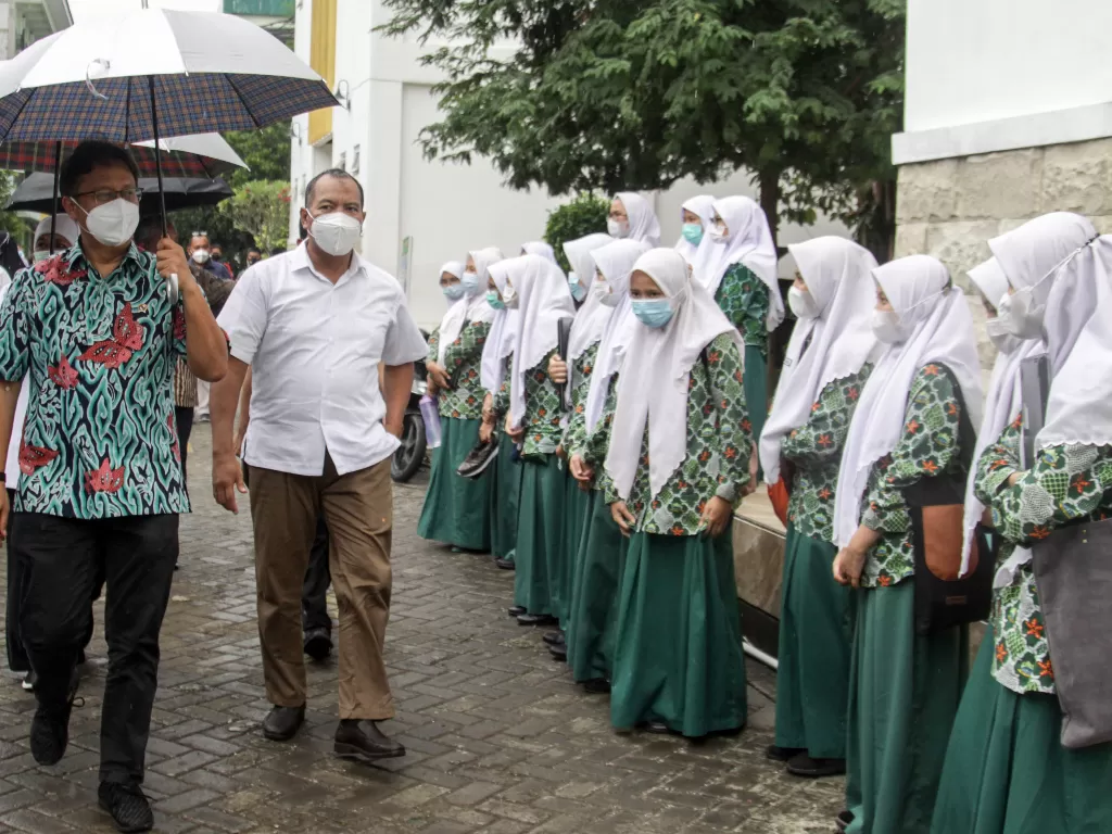  Menteri Kesehatan Budi Gunadi Sadikan (kiri) meninjau Pondok Pesantren Bumi Sholawat di Lebo, Tulangan, Sidoarjo, Jawa Timur, Sabtu (27/2/2021). (photo/ANTARA FOTO/Umarul Faruq