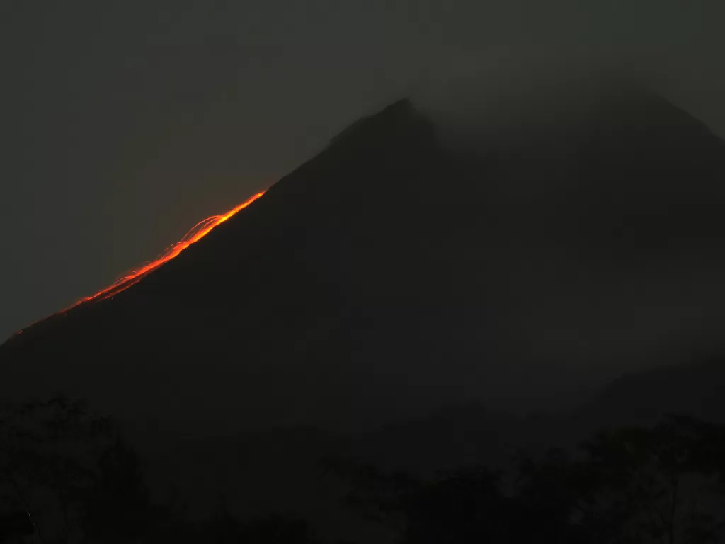Guguran lava pijar terlihat menuruni lereng Gunung Merapi dari wailayah Balerante, Kemalang, Klaten, Jawa Tengah, Rabu (24/2/2021) malam. (photo/ANTARA FOTO/Aloysius Jarot Nugroho)