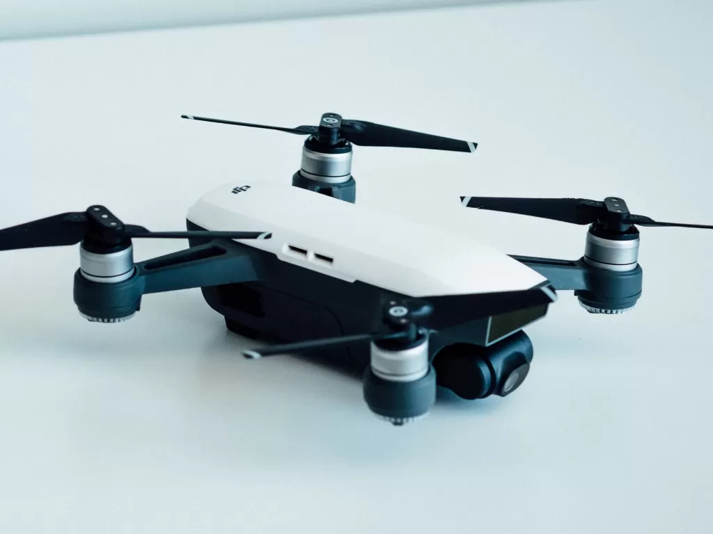 Tampilan drone DJI Mavic dengan warna putih (photo/Unsplash/Dose Media)
