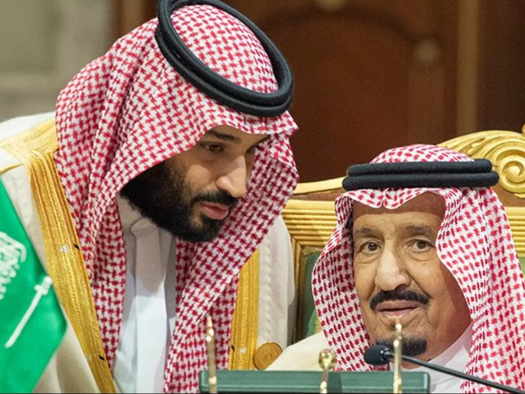 Putera Mahkota Mohammed bin Salman (kiri) berbicara dengan Raja Arab Saudi Salman bin Abdulaziz Al Saud di sela Pertemuan Gulf Cooperation Council (GCC) di Riyadh, Arab Saudi (9/12/2018). (REUTERS/HO-Saudi Royal Court)