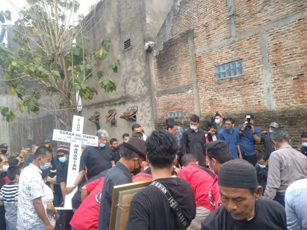 Jenazah Doran Markus Manik, korban penembakan oknum polisi dikebumikan di TPU Sepang Jaya, Kota Bandarlampung, Lampung, Sabtu (27/2/2021). (ANTARA/HO)