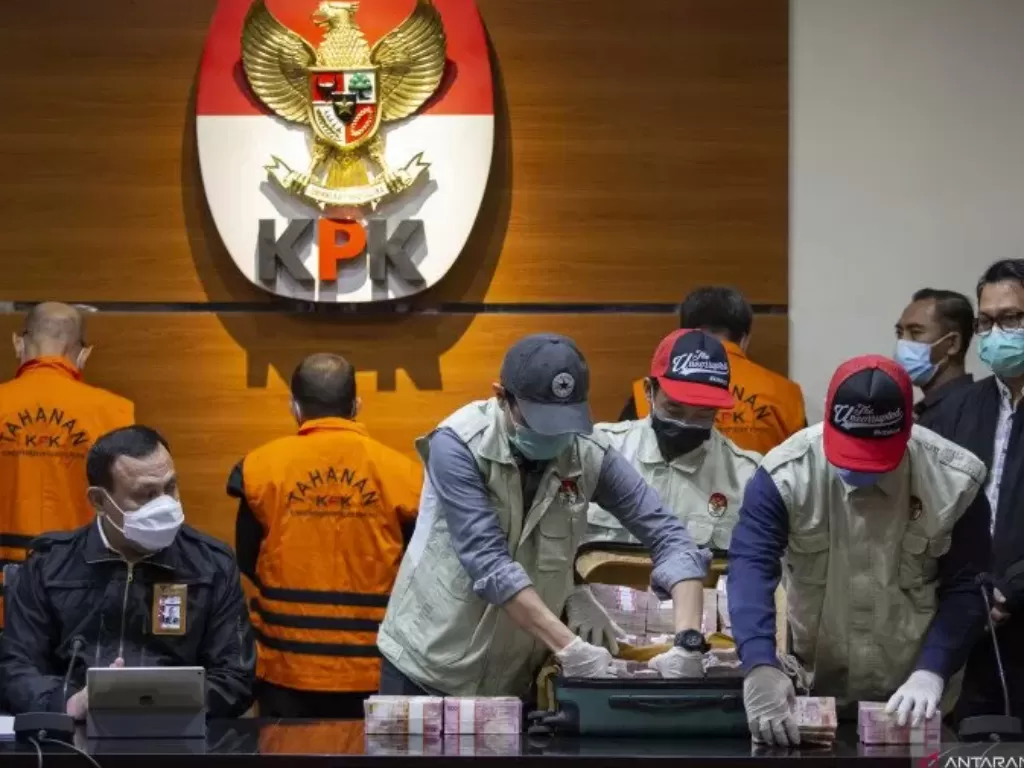 Petugas menunjukkan barang bukti pada jumpa pers Operasi Tangkap Tangan (OTT) Gubernur Sulawesi Selatan di gedung KPK. (Antara)