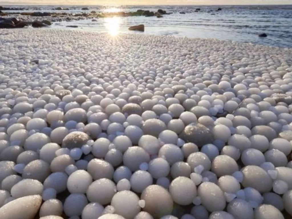 Pulau Hailuoto yang dipenuhi telur es. (photo/mynet.com)