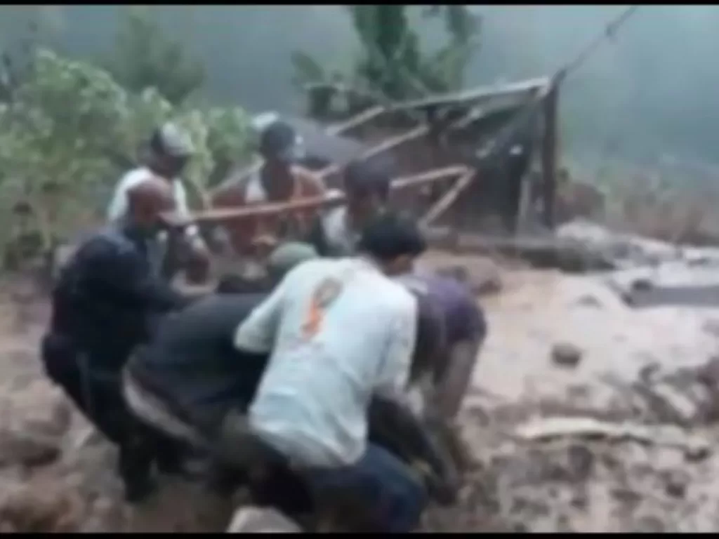 Sejumlah warga evakusia sapi dan pemiliknya yang tertimbun material longsor (Instagram/net2netnews)