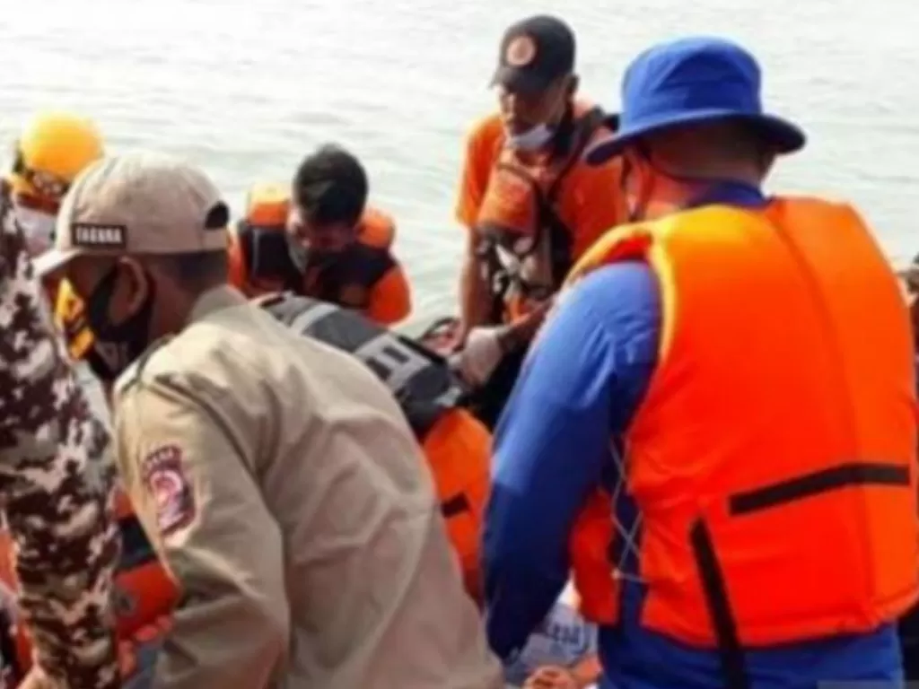 Tim SAR gabungan melakukan evakuasi jenazah nelayan yang ditemukan setelah 3 hari hilang di laut (Antara)