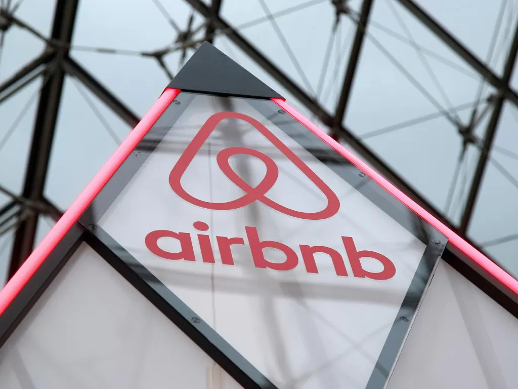Ilustrasi logo situs pemesanan penginapan Airbnb (photo/REUTERS/Charles Platiau)