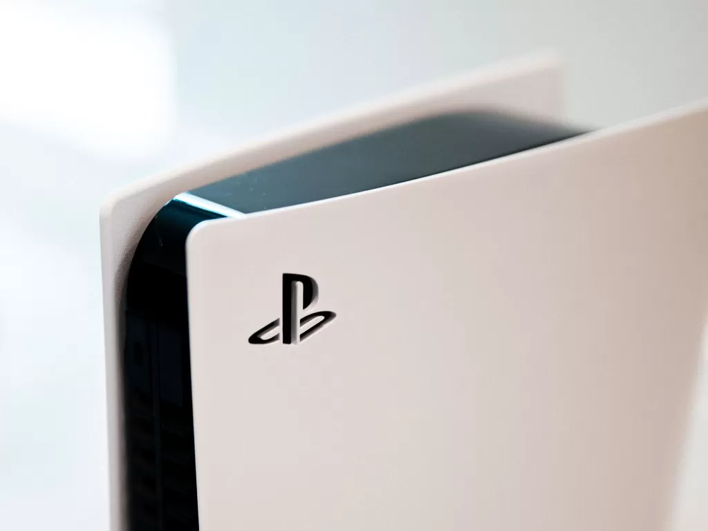 Tampilan console PlayStation 5 terbaru buatan Sony (photo/Unsplash/Charles Sims)