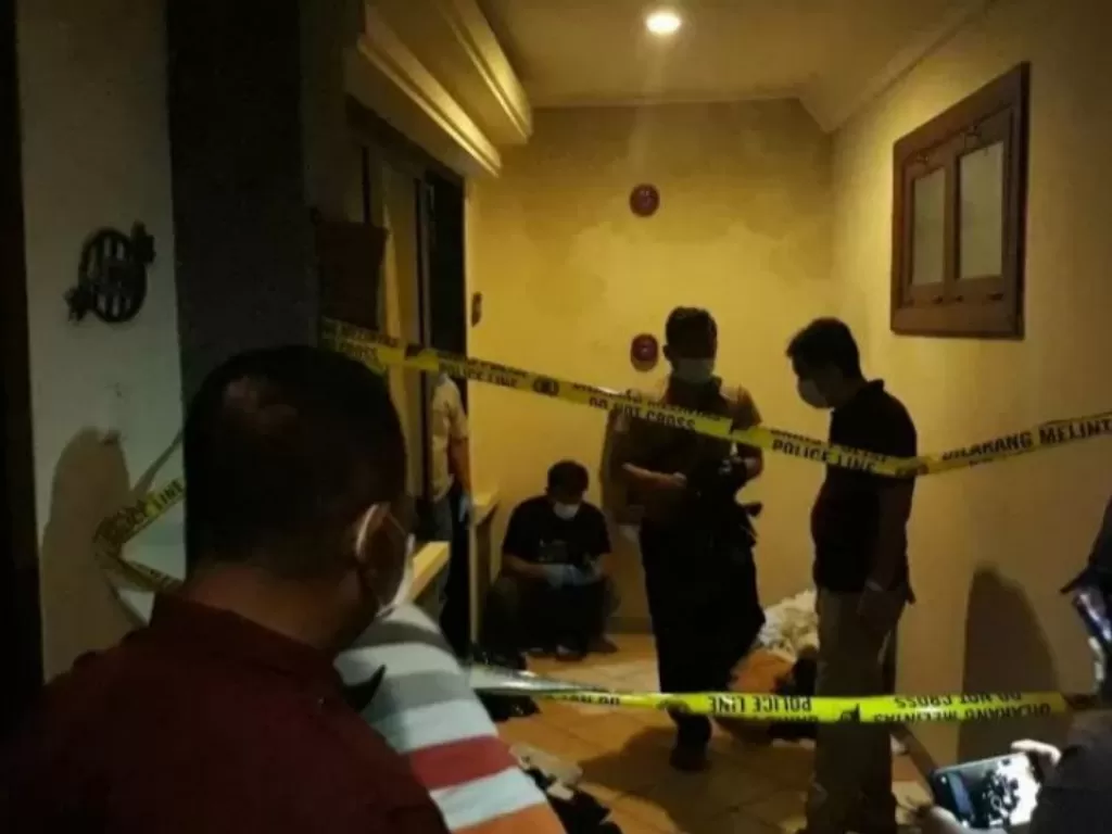  Jajaran penyidik Polresta Kediri saat olah TKP di hotel, tempat tamu terbunuh di hotel Kota Kediri, Jawa Timur, Minggu (28/2/2021) malam. (ANTARA/HO-Ach)
