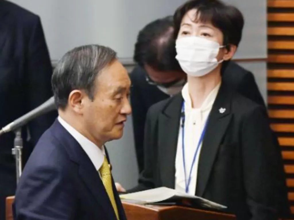PM Jepang Yoshihide Suga dan juru bicaranya Makiko Yamada. (Kyodo)