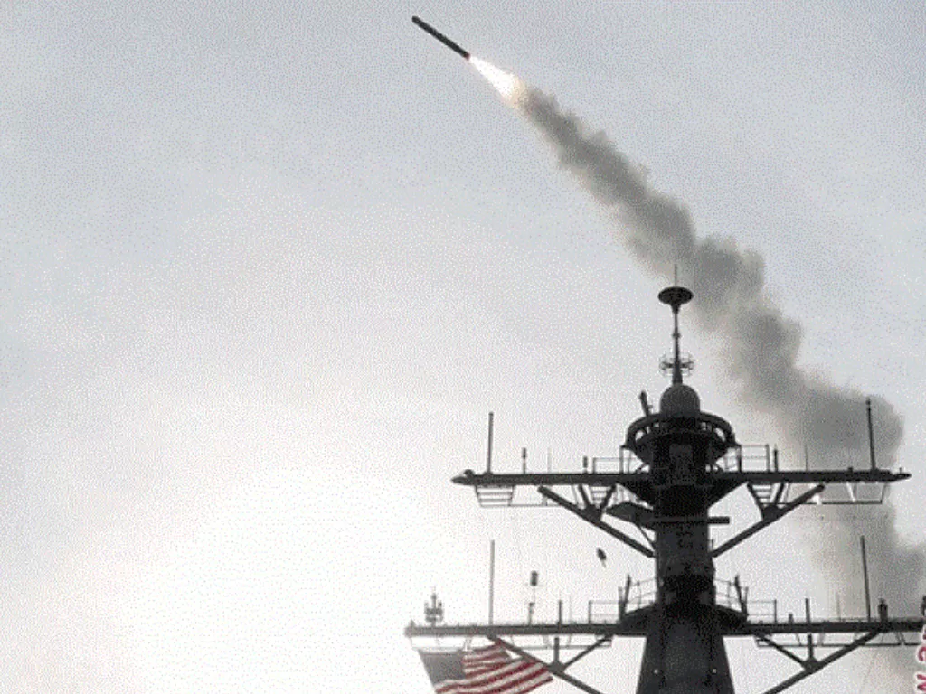 Rudal Tomahawk ditembakkan dari salah satu kapal perang Amerika Serikat. (Reuters)